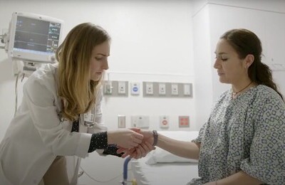 Кодирование Аквилонг в Чайковском Врач держит пациентку за руку