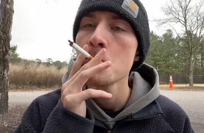 Лечение зависимости от табакокурения в Чайковском Мужчина с сигаретой делает затяжку