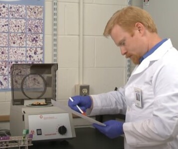 Клиника лечения наркозависимости в Чайковском Врач в кабинете клиники