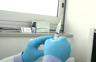 Проведение кодирования Вивитролом в Чайковском Шприц с Вивитролом в руках у врача